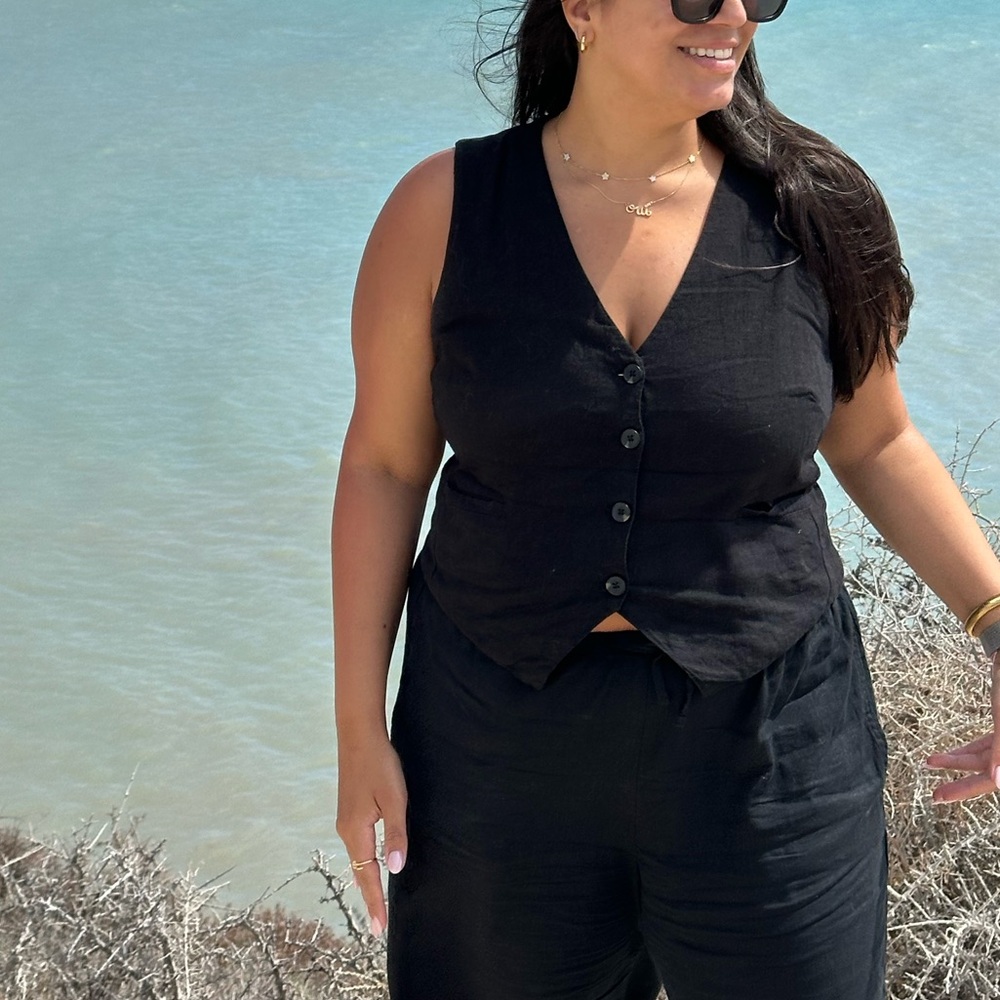 Black Sleeveless Linen Button-Up Vest